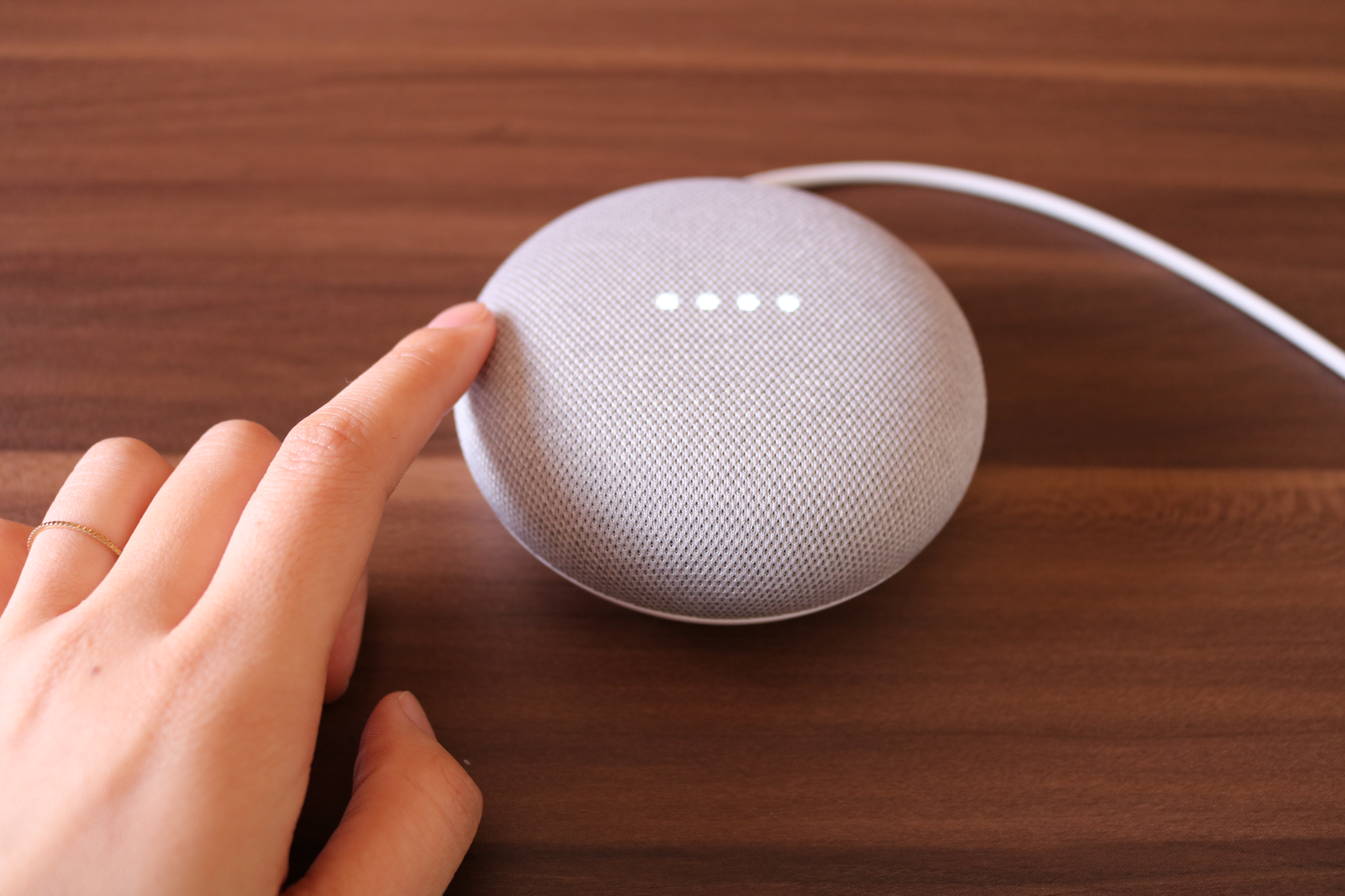 Google Home Miniの音声調節をしている写真